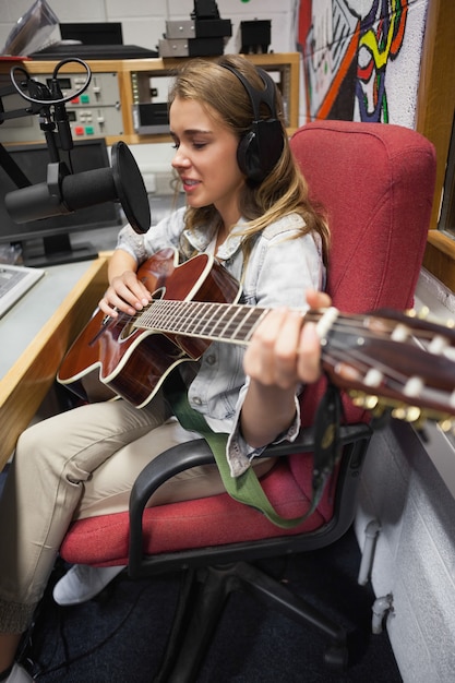 Photo concentrer de jolis chanteurs et jouer de la guitare