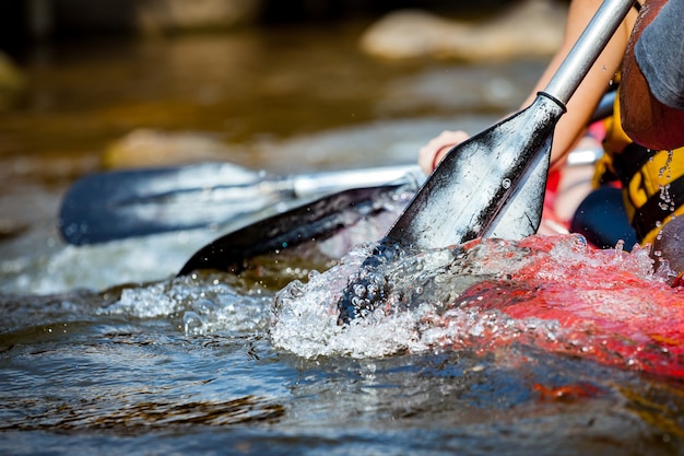 Concentrer une partie du rafting dans la rivière.