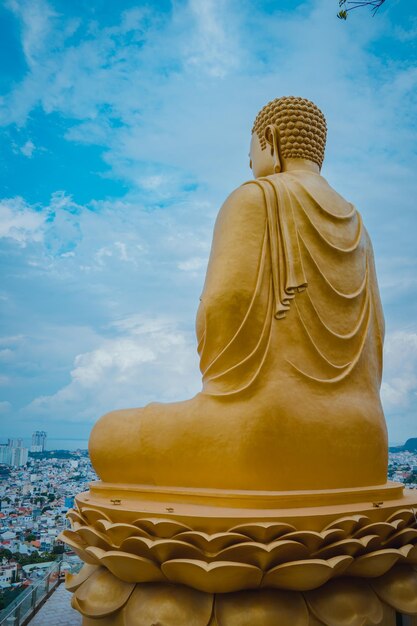 Concentrez la main de la statue de Bouddha d'or tenant le lotus au monastère de Chon Khong