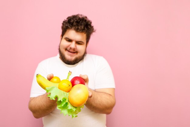 Concentrez-vous sur les aliments diététiques dans les mains de l'homme gras