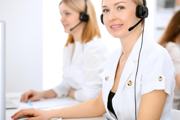 Concentrez-vous sur une belle femme avec un casque.