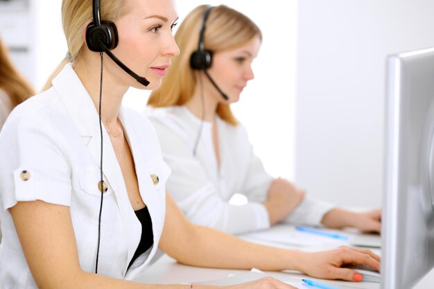 Concentrez-vous sur une belle femme avec un casque.