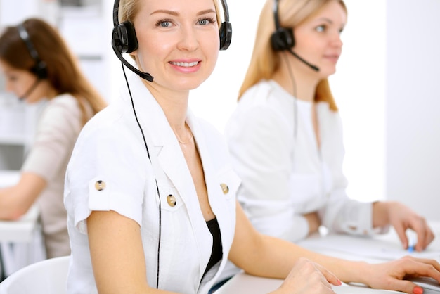Concentrez-vous sur une belle femme avec un casque.