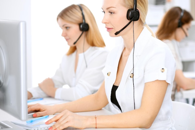 Concentrez-vous sur une belle femme avec un casque.