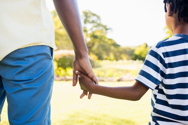 Photo concentrez-vous sur les mains du fils et du père