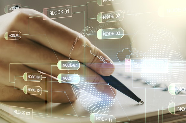 Concept abstrait de codage créatif avec carte du monde et main d'homme écrivant dans un cahier sur fond