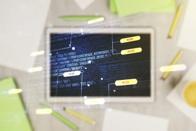 Concept abstrait de codage créatif et tablette numérique moderne sur fond vue de dessus