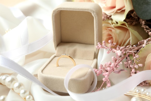 Concept d'accessoires de mariage avec bague de mariage, gros plan