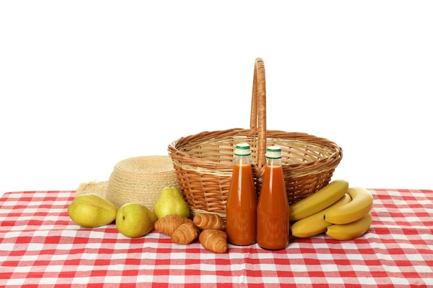 Photo concept d'accessoires de pique-nique isolé sur fond blanc