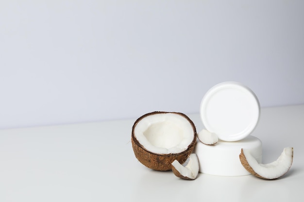 Concept d'accessoires de soins du corps et de la peau cosmétiques à la noix de coco