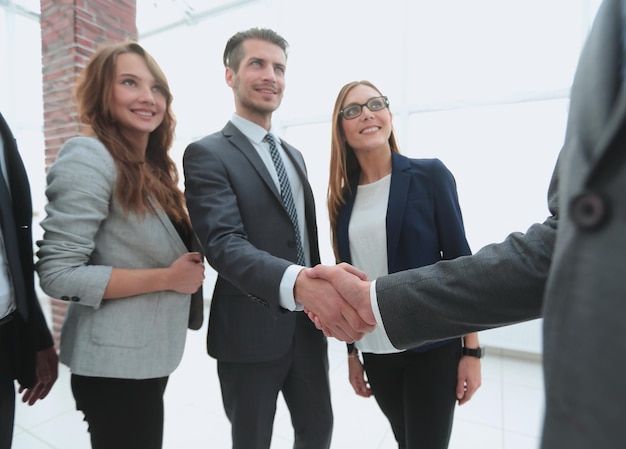 Concept d'accord de salutation de poignée de main de gens d'affaires prospères