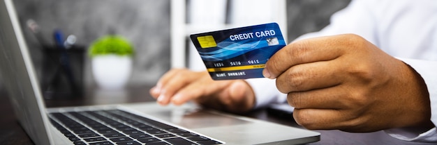 Concept d'achat en ligne avec carte de crédit