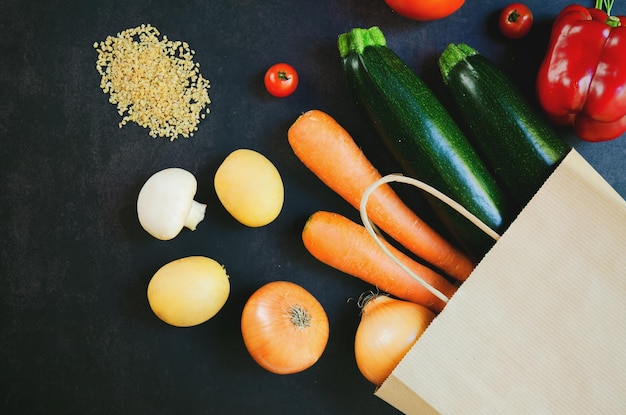 Concept d'achat ou de livraison d'aliments sains. Légumes frais, carottes de fruits, pommes de terre dans un sac en papier