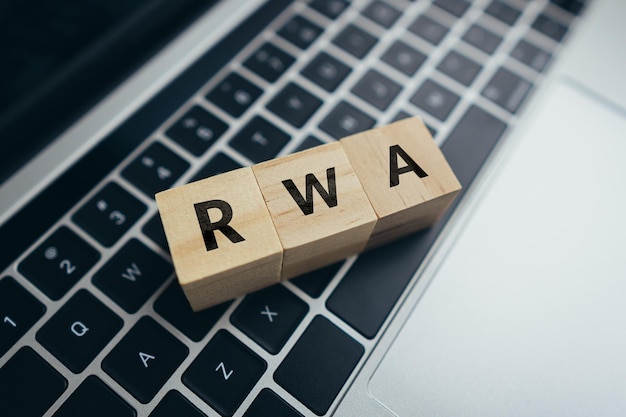 Concept Actif pondéré en fonction des risques ou acronyme d'entreprise RWA Cubes avec des lettres sur un ordinateur portable