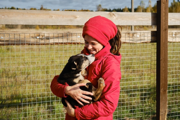 Concept d'adoption d'animaux abandonnés Jeune femme caucasienne bénévole au chenil