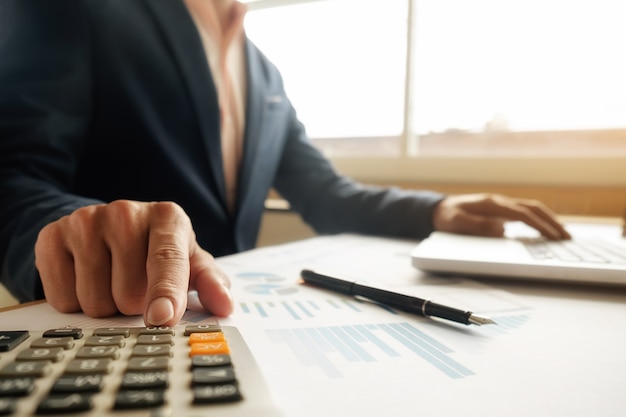 Photo concept d'affaire. des lignes de pièces de monnaie pour le concept financier et bancaire avec des hommes et des femmes d'affaires. une métaphore du conseil financier international.