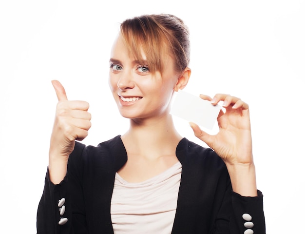 Concept d'affaires, de finances et de personnes : femme d'affaires souriante remettant une carte de visite vierge sur fond blanc. Émotion positive.