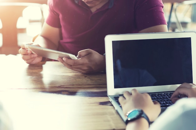 Concept d&#39;affaires et de la technologie. Gros plan de personnes utilisant un ordinateur portable et mobile au café.