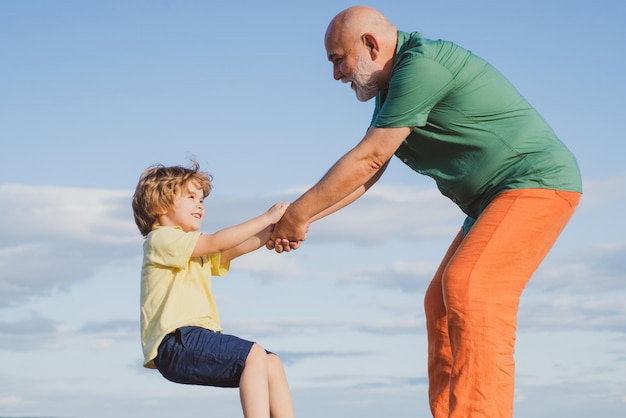 Concept d'âge vieux et jeune L'enfant indiscipliné a refusé d'obéir à ses parents De nombreuses personnes créatives étaient u