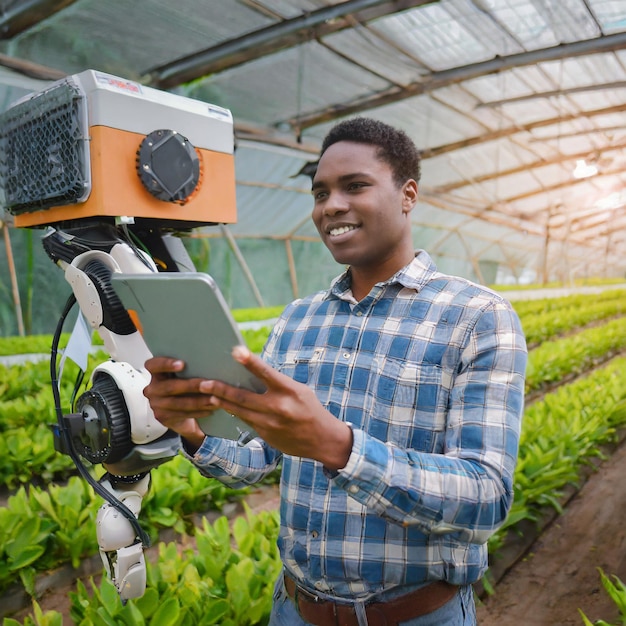 Concept d'agriculteurs robotiques intelligents à l'intelligence artificielle Automatisation de la technologie agricole