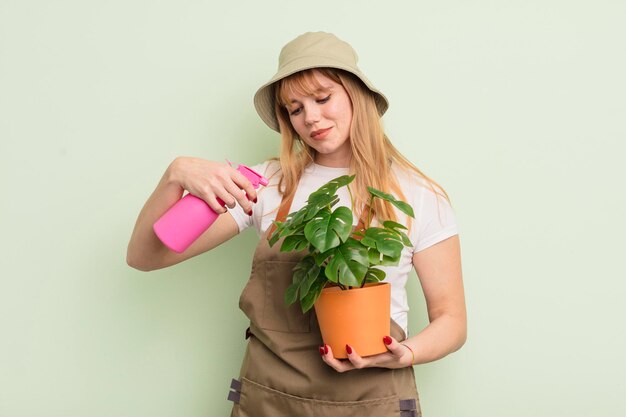 Concept d'agricultrice rousse jolie femme