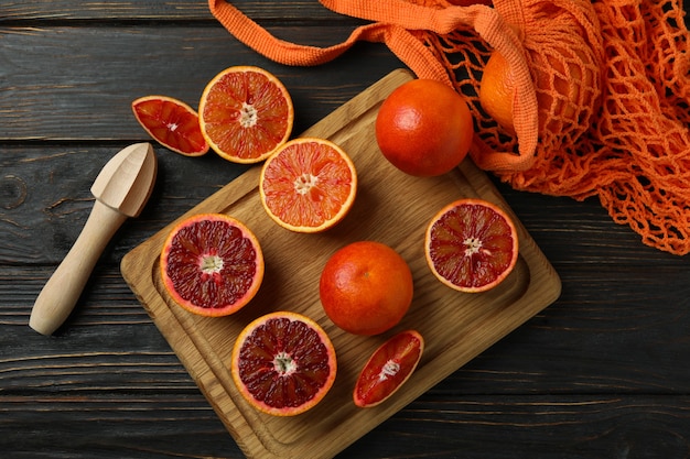 Concept d'agrumes avec des oranges rouges sur table en bois
