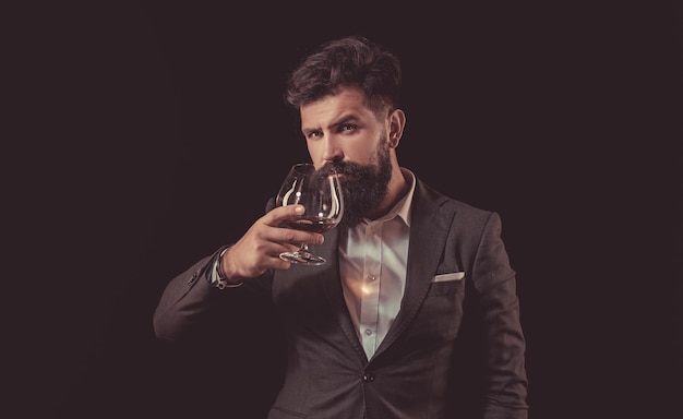 Concept d'alcool concept de boisson de luxe Man Bartender with beard détient brandy verre Fashion style co