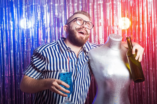 Photo concept d'alcoolisme, d'amusement et d'imbécile - mec ivre à la fête dans une boîte de nuit.