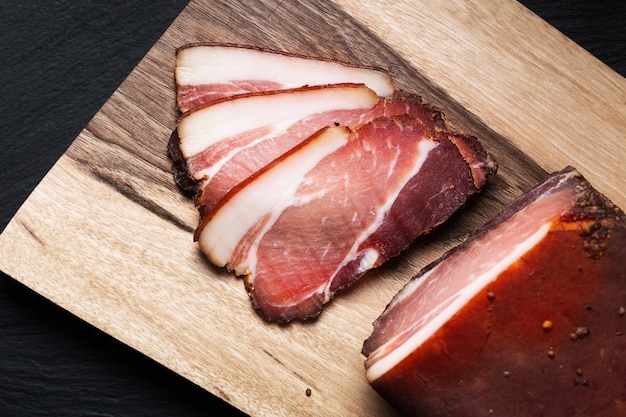 Concept alimentaire Artisan Fresh Bacon fumé sur planche à découper en bois