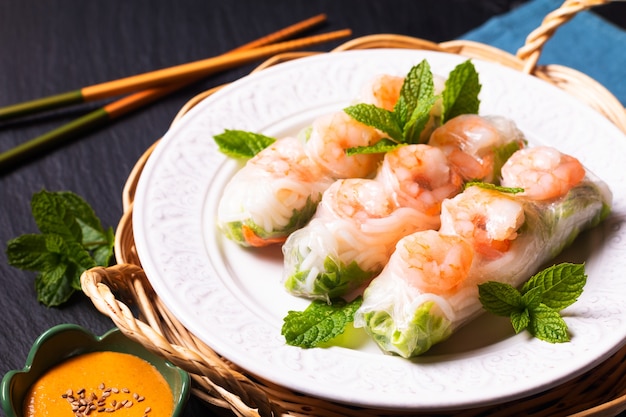 Concept alimentaire Cuisine asiatique crevettes faites maison rouleau de printemps en papier de riz vietnamien et trempette aux arachides avec espace de copie