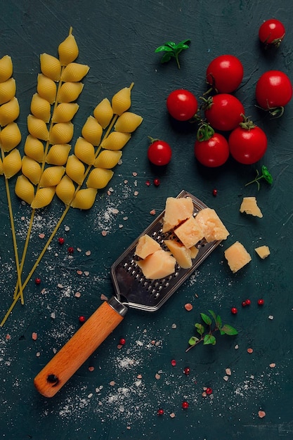 Concept alimentaire pâtes cerise et fromage parmesan vue de dessus aucun peuple