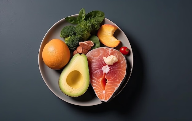 Concept d'alimentation céto avec avocado, saumon et noix, fruits et légumes, angle de vue supérieur