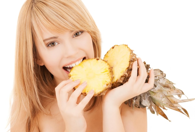 concept d'alimentation et de nutrition saine - fille heureuse à l'ananas