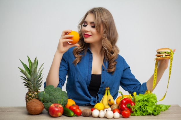 Concept d'une alimentation saine, burger avec ruban à mesurer jaune et orange.