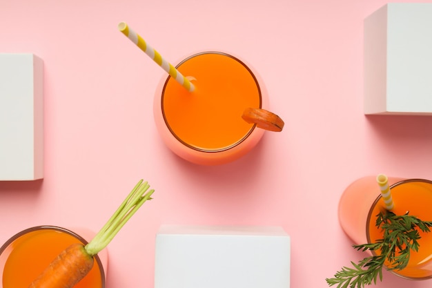 Concept d'une alimentation saine et d'un régime alimentaire avec du jus de carotte