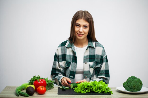 Concept, de, alimentation saine, et, régime, girl, tenue, légumes, sur, fond, mur blanc