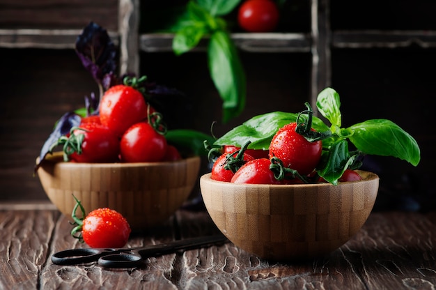 Concept d'une alimentation saine avec tomate et basilic