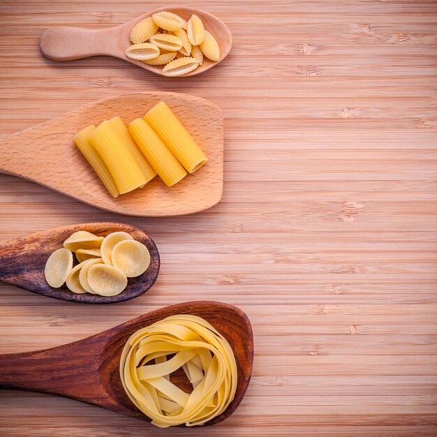 Concept d&#39;aliments italiens et la conception de menus configurés sur fond blanc plat.