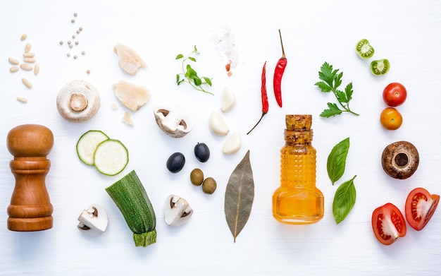 Concept d&#39;aliments italiens et conception de menus. Pâtes avec des ingrédients sur fond blanc.