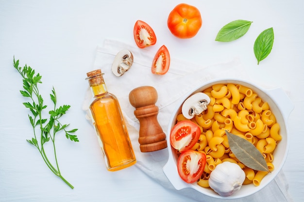 Concept d&#39;aliments italiens et design de menus. Pâtes aux ingrédients sur fond blanc