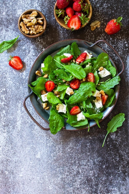 Concept d'aliments sains Assiette de salade diététique Salade d'été aux fraises fetacheese et noix