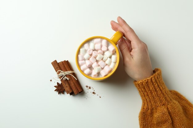 Concept d'aliments sains avec du yaourt à la pêche isolé sur fond blanc