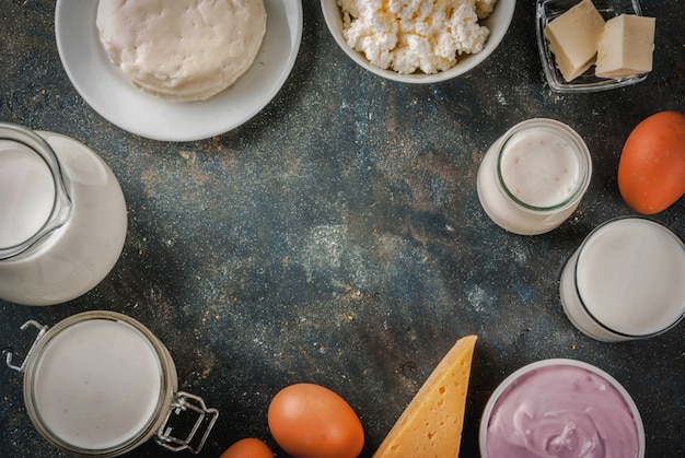 Concept d'aliments sains. Ensemble de cadre de fond bleu foncé de produits laitiers