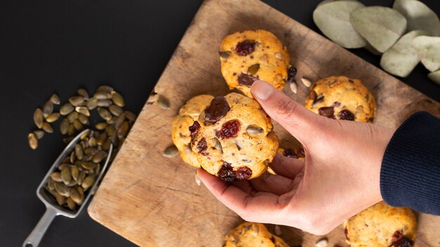 Concept d&#39;aliments sains Homemade Trail Mix bio Grains entiers Biscuits d&#39;énergie sur une planche en bois avec espace de copie