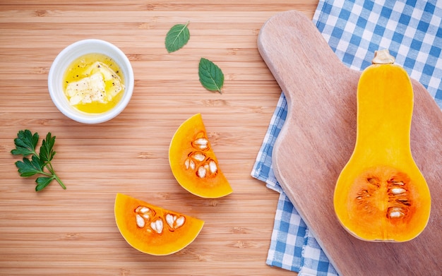 Concept d&#39;aliments sains. Ingrédients pour soupe à la citrouille sur une planche à découper en bambou.