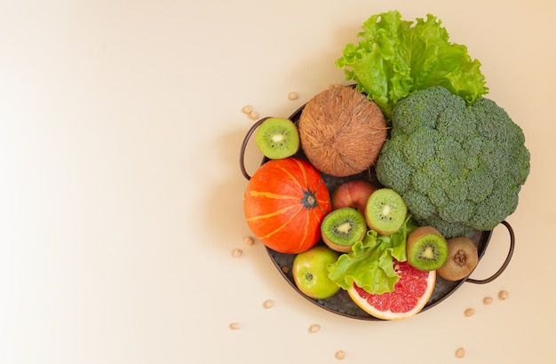 Concept d'aliments sains et propres. Fruits et légumes crus en vue de dessus de plateau en métal rustique