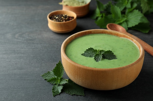 Concept d'aliments sains avec soupe d'ortie sur table en bois foncé