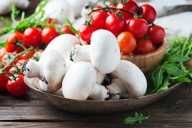 Concept d'aliments sains avec tomate et champignon