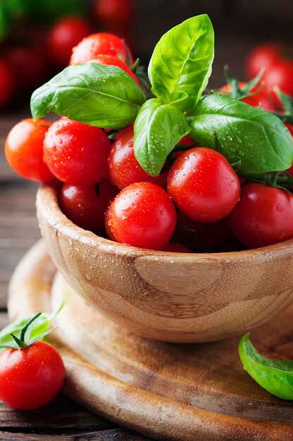 Concept d'aliments sains végétariens avec tomate et basilic