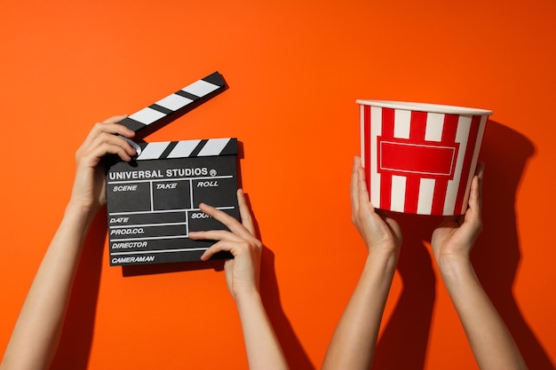 Le concept d'aller au cinéma dans les mains de nombreuses femmes